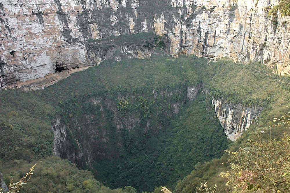 Gigantyczna dziura i odizolowane środowisko. Naukowcy znaleźli na jej dnie wejścia do jaskiń