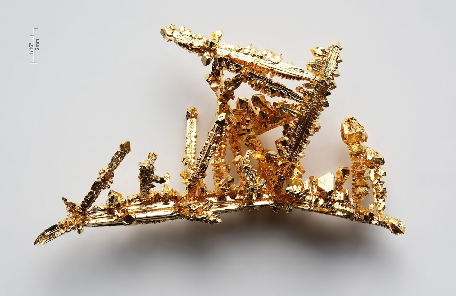 Przykładowe kryształy złota o czystości 99,99 proc. / źródło: Alchemist-hp,  www.pse-mendelejew.de, Wikimedia Commons, CC BY-SA 3.0 de
