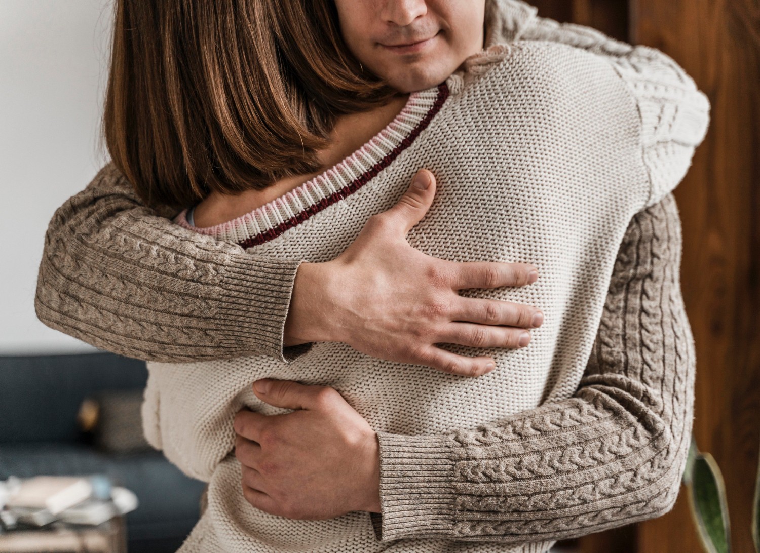 Przytulające się osoby &#8211; zdjęcie poglądowe /Fot. Freepik
